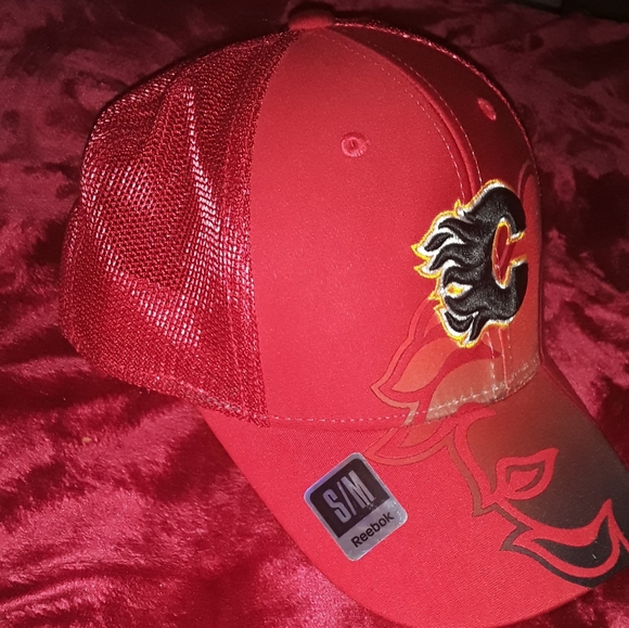 Calgary Flames NHL / Reebok Full Fitted Hat - Picture 5 of 15